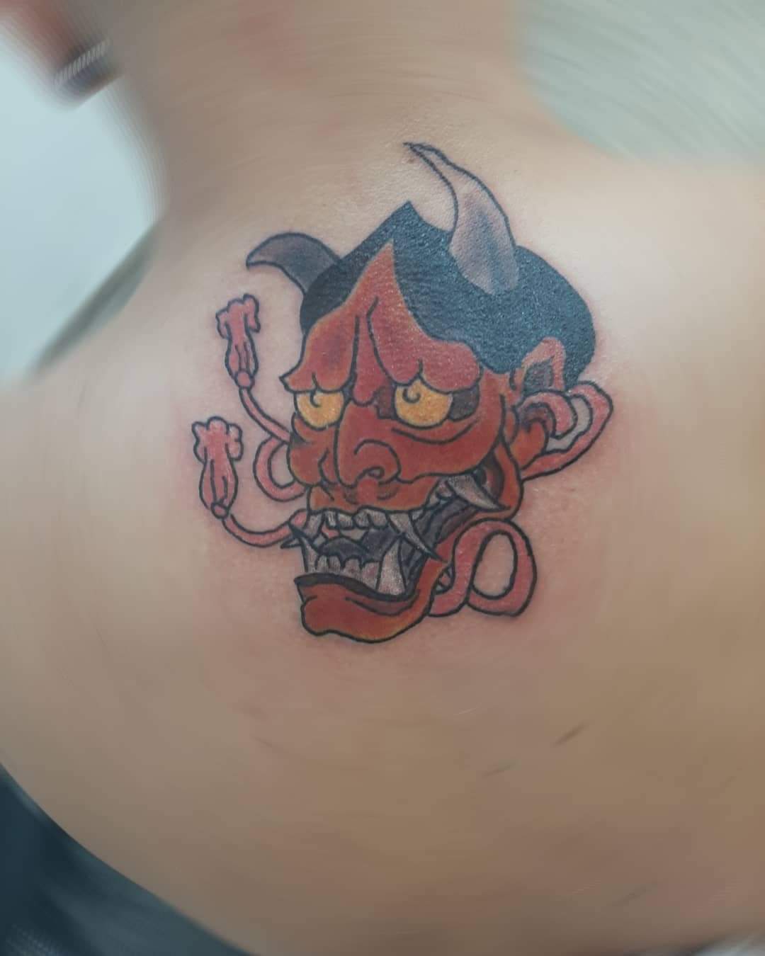 Tatuaje fine line botánico y geometría realizado en Fono Tattoo