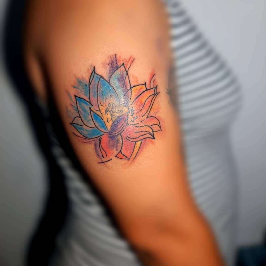 Tatuaje neo tradicional de tigre y serpiente con saturación intensa