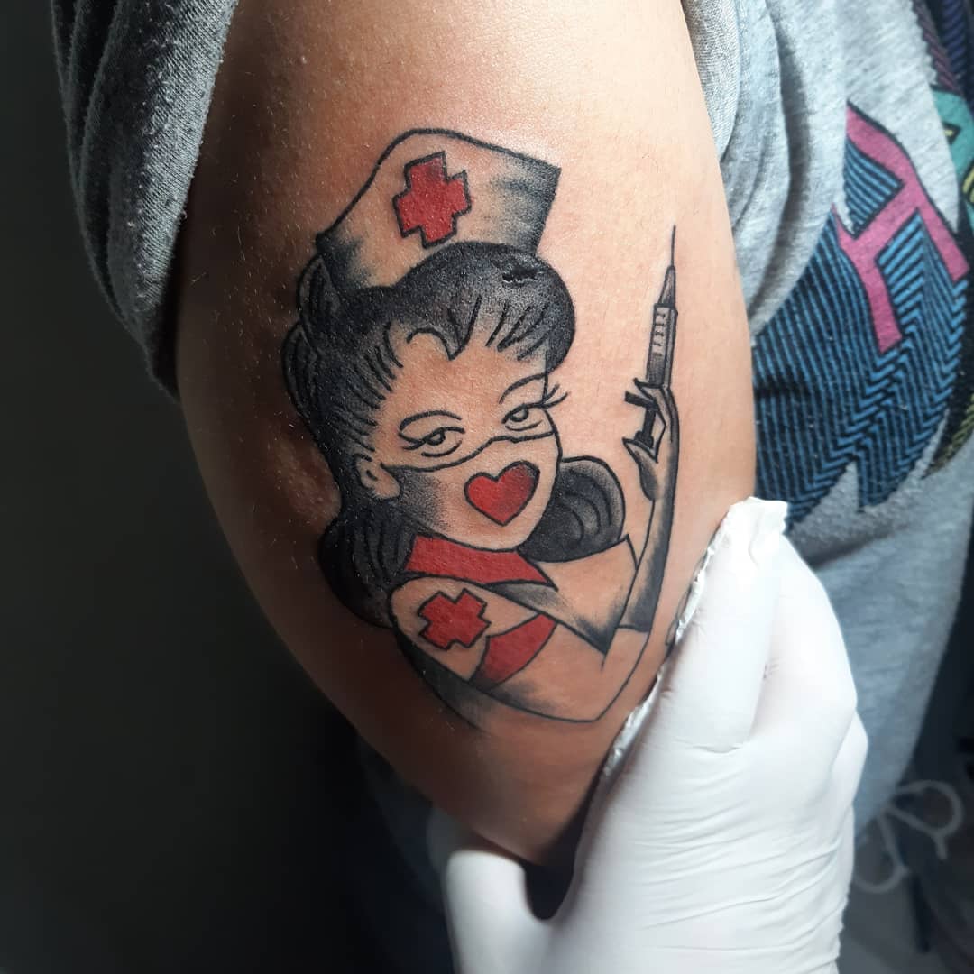 Tatuaje blackwork estilo oriental y olas en hombro y pecho